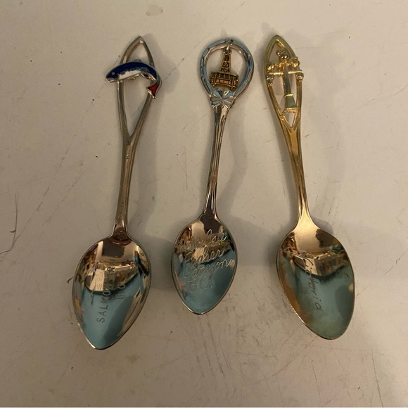 Vintage collection of silver coloured decorative spoons from  B.C. - lot of 14 - Picture 8 of 8